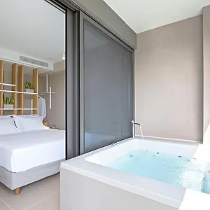 https://noemie-luxury-suites.rethymnohotels.net
